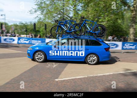 Shimano neutral service support car nella classifica UCI Women's WorldTour, gara di strada Stage 3 dell'evento ciclistico Ford RideLondon 2023 a Londra, Regno Unito. Foto Stock