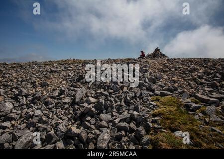 Arkle è una montagna magnifica: Un crinale di quarzite frantumato e curvo nella Scozia nord-occidentale Foto Stock
