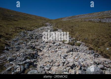Arkle è una montagna magnifica: Un crinale di quarzite frantumato e curvo nella Scozia nord-occidentale Foto Stock