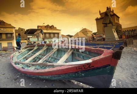 Una barca da pesca al mercato del pesce con case coloniali nella città Mindelo sull'isola di Sao Pedro sulle isole di Capo Verde in Africa. Capo Verde Foto Stock