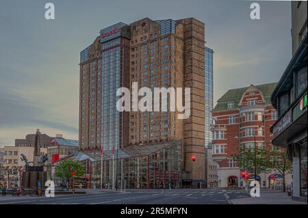 La piazza della città di Malmö Triangeln all'ora del crepuscolo, Malmö, Svezia, 22 maggio 202 Foto Stock