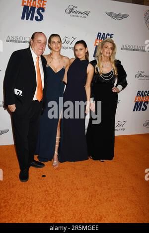 LOS ANGELES, CALIFORNIA - GIUGNO 02: (L-R) Ken Rickel, Isabella Rickel, Mariella Rickel e Race to Erase MS Founder Nancy Davis partecipano al 30th° annuale Foto Stock
