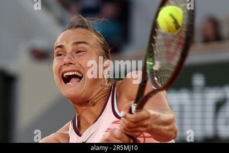 Parigi, Francia. 04th giugno, 2023. Aryna Sabalenka di Russia gioca contro Sloane Stephens degli Stati Uniti al Roland Garros French Tennis Open di Parigi, Francia, domenica 4 giugno 2023. Sabalenka ha vinto 7-6, 6-4 e si è qualificata per le finali trimestrali. Foto di Maya Vidon-White/UPI Credit: UPI/Alamy Live News Foto Stock