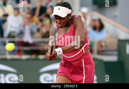 Parigi, Francia. 04th giugno, 2023. Sloane Stephens degli Stati Uniti gioca contro Aryna Sabalenka di Russia al Roland Garros French Tennis Open di Parigi, in Francia, domenica 4 giugno 2023. Sabalenka ha vinto 7-6, 6-4 e si è qualificata per le finali trimestrali. Foto di Maya Vidon-White/UPI Credit: UPI/Alamy Live News Foto Stock
