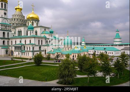 Istra, Russia - 5 ottobre 2021. Resurrezione Nuova Gerusalemme monastero stavropegico. Cortile. Fondata nel 1656 dal Patriarca Nikon. Foto Stock