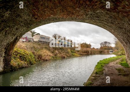 Freightliner Classe 66 No. 66558 passa il canale Kennet e Avon vicino a Crofton, Wiltshire, Regno Unito Foto Stock