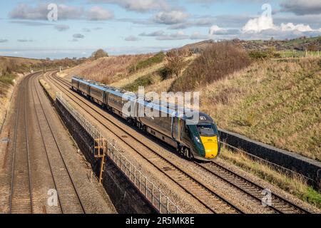 Il treno GWR Intercity Express di classe 800 No. 800 008 'Alan Turing' passa Standish Junction, Gloucestershire, Regno Unito Foto Stock