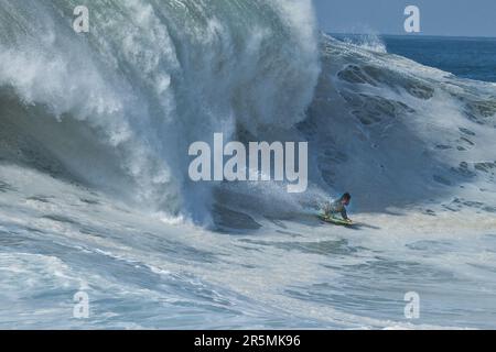 Bodyboarder su un'onda enorme a Wedge Newport Beach, California, Stati Uniti Foto Stock