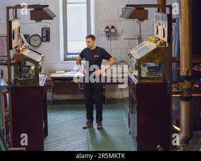 La distilleria Bruichladdich sull'isola di Islay nelle Ebridi interne della Scozia, Regno Unito, è il cuore di ogni distilleria Foto Stock