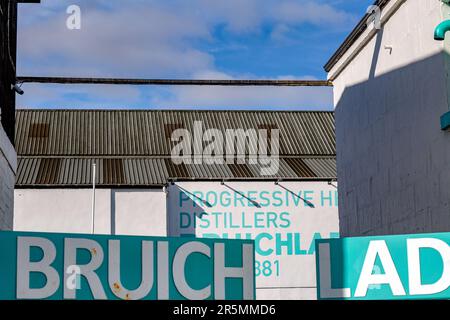 Esterno della distilleria Bruichladdich sull'isola di Islay nelle Ebridi interne della Scozia, Regno Unito Foto Stock