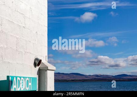 Esterno della distilleria Bruichladdich sull'isola di Islay nelle Ebridi interne della Scozia, Regno Unito Foto Stock