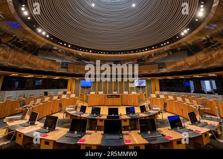 Una visione generale all'interno del siambr, la camera di discussione del Senedd, sede del Parlamento gallese, nella baia di Cardiff, Galles, Regno Unito. Foto Stock