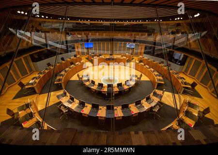 Una visione generale all'interno del siambr, la camera di discussione del Senedd, sede del Parlamento gallese, nella baia di Cardiff, Galles, Regno Unito. Foto Stock