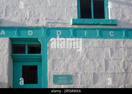 Bruichladdich distilleria sull isola di Islay nelle Ebridi Interne della Scozia, Regno Unito Foto Stock