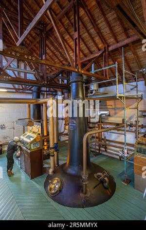 La distilleria Bruichladdich sull'isola di Islay nelle Ebridi interne della Scozia, Regno Unito, è il cuore di ogni distilleria Foto Stock