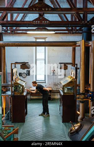 La distilleria Bruichladdich sull'isola di Islay nelle Ebridi interne della Scozia, Regno Unito, è il cuore di ogni distilleria Foto Stock