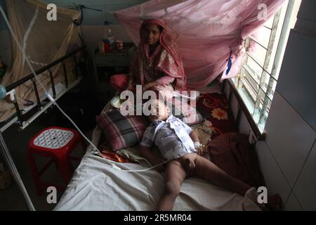 Dhaka, Bangladesh - 31 maggio 2023.: Il numero di bambini che soffrono di febbre dengue presso l'ospedale medico di Mugda. A Dhaka, Bangladesh. Nazmul Isl Foto Stock