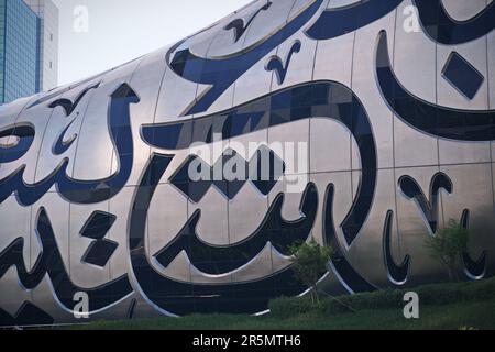 Museo del futuro spazio espositivo con iconica forma di toro e facciata in acciaio inossidabile e finestre che formano un poema arabo progettato da Killa Des Foto Stock