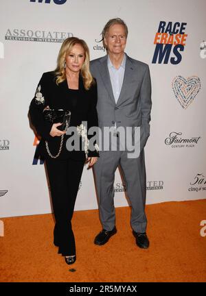 LOS ANGELES, CALIFORNIA - Giugno 02: (L-R) Kathy Hilton e Richard Hilton partecipano al Gala annuale 30th Race to Erase MS al Fairmont Century Plaza il Giugno Foto Stock