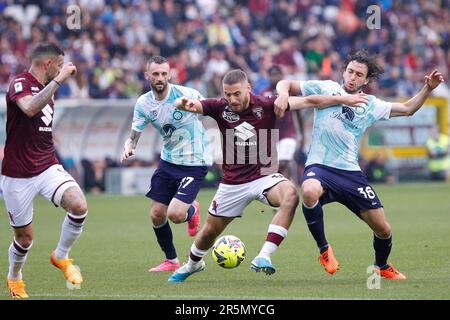 Torino, Italia. 03rd giugno, 2023. Italia, Torino, giugno 3 2023: Nikola Vlasic (attaccante di Torino) lotta per la palla nel primo tempo durante la partita di calcio Torino FC vs FC Inter, Serie A Tim 2022-2023 day38 Torino stadio Olimpico (Foto di Fabrizio Andrea Bertani/Pacific Press) Credit: Pacific Press Media Production Corp./Alamy Live News Foto Stock