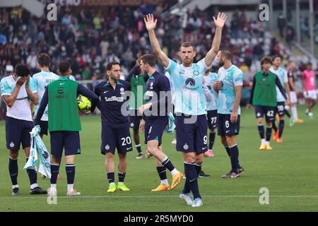 Torino, Italia. 3rd giugno, 2023. Italia, Torino, giugno 3 2023: Edin Dzeko (FC Inter attaccante) saluta i fan negli stand alla fine del gioco di calcio Torino FC vs FC Inter, Serie A Tim 2022-2023 day38 Torino stadio Olimpico (Credit Image: © Fabrizio Andrea Bertani/Pacific Press via ZUMA Press Wire) SOLO USO EDITORIALE! Non per USO commerciale! Foto Stock