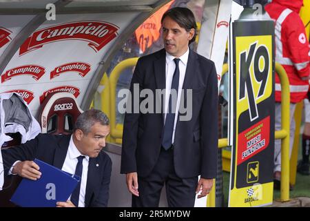 Torino, Italia. 3rd giugno, 2023. Italia, Torino, giugno 3 2023: Simone Inzaghi (FC Inter manager) entra in campo e si sposta in panchina durante la partita di calcio Torino FC vs FC Inter, Serie A Tim 2022-2023 day38 Torino stadio Olimpico (Credit Image: © Fabrizio Andrea Bertani/Pacific Press via ZUMA Press Wire) SOLO USO EDITORIALE! Non per USO commerciale! Foto Stock