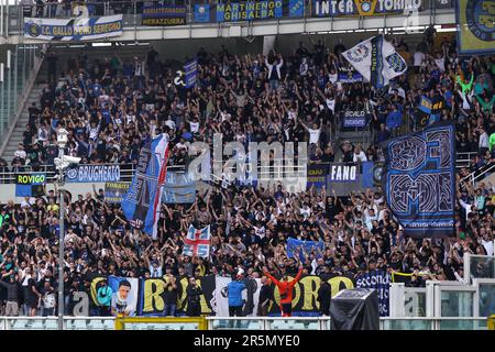 Torino, Italia. 3rd giugno, 2023. Italia, Torino, giugno 3 2023: I sostenitori del FC Inter ondeggiano le bandiere e gli striscioni negli stand durante la partita di calcio Torino FC vs FC Inter, Serie A Tim 2022-2023 day38 Torino stadio Olimpico (Credit Image: © Fabrizio Andrea Bertani/Pacific Press via ZUMA Press Wire) SOLO USO EDITORIALE! Non per USO commerciale! Foto Stock