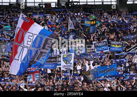 Torino, Italia. 3rd giugno, 2023. Italia, Torino, giugno 3 2023: I sostenitori del FC Inter ondeggiano le bandiere e gli striscioni negli stand durante la partita di calcio Torino FC vs FC Inter, Serie A Tim 2022-2023 day38 Torino stadio Olimpico (Credit Image: © Fabrizio Andrea Bertani/Pacific Press via ZUMA Press Wire) SOLO USO EDITORIALE! Non per USO commerciale! Foto Stock