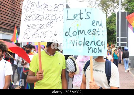 Colombo, Sri Lanka. 04th giugno, 2023. Gli attivisti per i diritti gay dello Sri Lanka partecipano a una sfilata di strada a Colombo. (Foto di Saman Aassiriwardana/Pacific Press) Credit: Pacific Press Media Production Corp./Alamy Live News Foto Stock