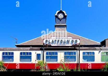 Piattaforma 33 carraige ferroviario carvery cafe cani amichevole sulla costa a South Shields Foto Stock