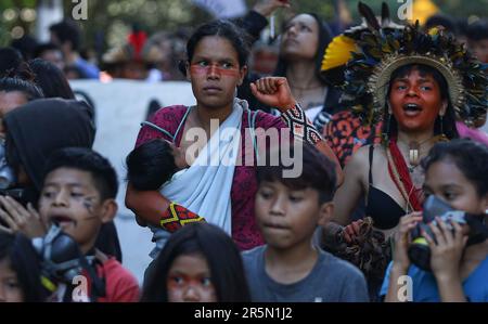 San Paolo, Brasile. 04th giugno, 2023. I Guarani indigeni prendono parte a una protesta contro Jaragua sul Pico de Jaragua di San Paolo contro una proposta di legge (PL 490) che cambierebbe la politica del paese sulla demarcazione delle terre indigene. Credit: Allison Sales/dpa/Alamy Live News Foto Stock