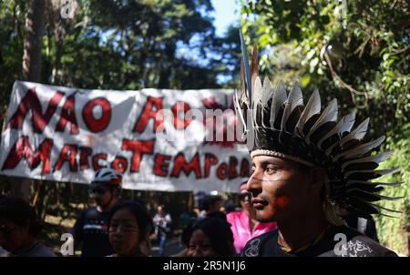 San Paolo, Brasile. 04th giugno, 2023. I Guarani indigeni prendono parte a una protesta contro Jaragua sul Pico de Jaragua di San Paolo contro una proposta di legge (PL 490) che cambierebbe la politica del paese sulla demarcazione delle terre indigene. Credit: Allison Sales/dpa/Alamy Live News Foto Stock