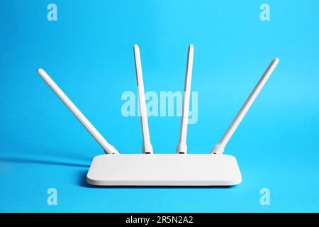 Nuovo router Wi-Fi bianco su sfondo blu Foto Stock