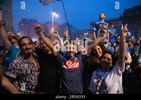 Napoli, Italia. 04th giugno, 2023. Napoli sostenitori durante le celebrazioni della vittoria della Serie A scudetto, Piazza Plebiscito, Napoli, Italia, 4th giugno, 2023. © Photo: Cinzia Camela. Credit: Independent Photo Agency/Alamy Live News Foto Stock