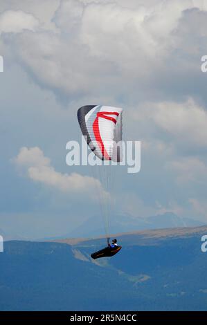 Parapendio nel cielo, Schlern in Alto Adige Foto Stock