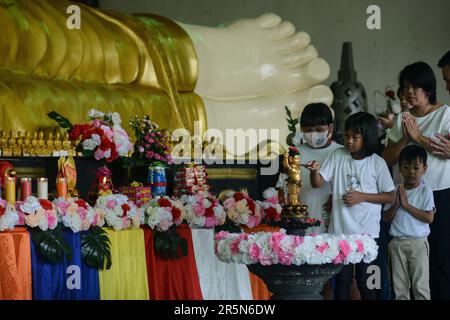 Bogor, Giava Occidentale, Indonesia. 4th giugno, 2023. I devoti buddisti versano acqua sacra su una statua del principe Siddhartha Gautama al tempio Buddha Dharma & 8 Pho Sat, a Bogor, Giava Occidentale, Indonesia il 4 giugno 2023, mentre i devoti buddisti celebrano il giorno del Vesak. I buddisti in Indonesia hanno celebrato il Vesak Day la domenica per onorare la nascita, l'illuminazione e la morte di Buddha più di 2.000 anni fa. (Credit Image: © Adriana Adie/ZUMA Press Wire) SOLO PER USO EDITORIALE! Non per USO commerciale! Foto Stock