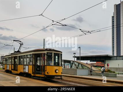 Milano, . 05th giugno, 2023. Ad oggi, oltre cento anni '1980 forniscono ancora un servizio regolare sulla rete tranviaria milanese e non è sbagliato definirli come emblema della città di Milano. Credit: Independent Photo Agency/Alamy Live News Foto Stock