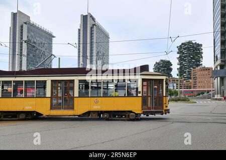 Milano, . 05th giugno, 2023. Ad oggi, oltre cento anni '1980 forniscono ancora un servizio regolare sulla rete tranviaria milanese e non è sbagliato definirli come emblema della città di Milano. Credit: Independent Photo Agency/Alamy Live News Foto Stock