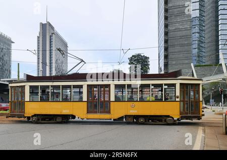 Milano, . 05th giugno, 2023. Ad oggi, oltre cento anni '1980 forniscono ancora un servizio regolare sulla rete tranviaria milanese e non è sbagliato definirli come emblema della città di Milano. Credit: Independent Photo Agency/Alamy Live News Foto Stock