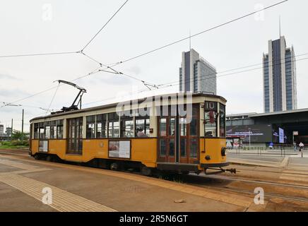 Milano, . 05th giugno, 2023. Ad oggi, oltre cento anni '1980 forniscono ancora un servizio regolare sulla rete tranviaria milanese e non è sbagliato definirli come emblema della città di Milano. Credit: Independent Photo Agency/Alamy Live News Foto Stock