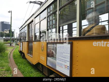 Milano, . 05th giugno, 2023. Ad oggi, oltre cento anni '1980 forniscono ancora un servizio regolare sulla rete tranviaria milanese e non è sbagliato definirli come emblema della città di Milano. Credit: Independent Photo Agency/Alamy Live News Foto Stock