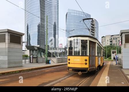 Milano, . 05th giugno, 2023. Ad oggi, oltre cento anni '1980 forniscono ancora un servizio regolare sulla rete tranviaria milanese e non è sbagliato definirli come emblema della città di Milano. Credit: Independent Photo Agency/Alamy Live News Foto Stock