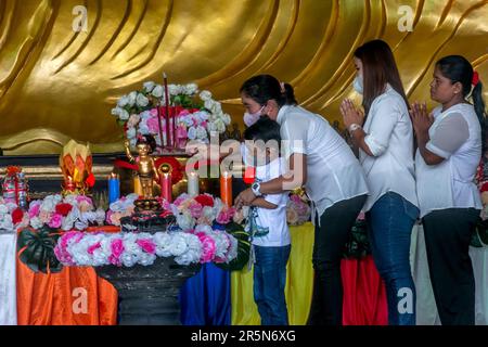 Bogor, Indonesia. 04th giugno, 2023. I devoti buddisti versano acqua sacra su una statua del principe Siddhartha Gautama al tempio Buddha Dharma & Pho Sat 8, durante il giorno festeggia il Vesak a Bogor, Giava Occidentale, Indonesia il 4 giugno 2023. (Foto di Andi M Ridwan/INA Photo Agency/Sipa USA) Credit: Sipa USA/Alamy Live News Foto Stock