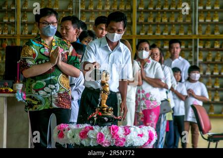 Bogor, Indonesia. 04th giugno, 2023. I devoti buddisti versano acqua sacra su una statua del principe Siddhartha Gautama al tempio Buddha Dharma & Pho Sat 8, durante il giorno festeggia il Vesak a Bogor, Giava Occidentale, Indonesia il 4 giugno 2023. (Foto di Andi M Ridwan/INA Photo Agency/Sipa USA) Credit: Sipa USA/Alamy Live News Foto Stock