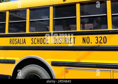 Rosalia, WA, USA - 23 maggio 2023; Nome dettaglio sul lato dell'autobus giallo per il Rosalia School District nello Stato di Washington Foto Stock