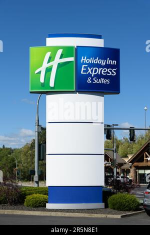 Pullman, WA, Stati Uniti - 22 maggio 2023; cartello Holiday Inn Express al Pullman Washington sul supporto verticale Foto Stock