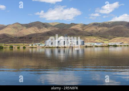 Clarkston, WA, USA - 22 maggio 2023; vista sul fiume Snake fino al terminal dei cereali Columbia a Clarkston, WA Foto Stock