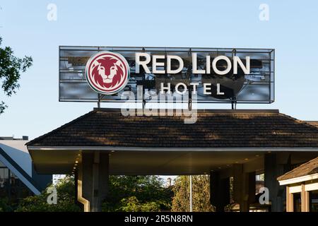 Bellevue, WA, USA - 04 giugno 2023; firma all'hotel Bellevue Red Lion di proprietà di Wig Properties Foto Stock