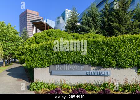 Bellevue, WA, USA - 04 giugno 2023; cartello del municipio di Bellevue e giardini nel centro città Foto Stock