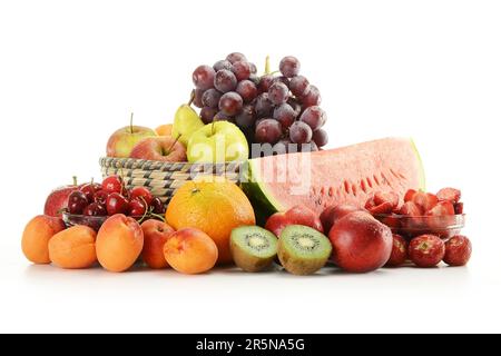 Composizione con varietà di frutta e cesto di vimini Foto Stock